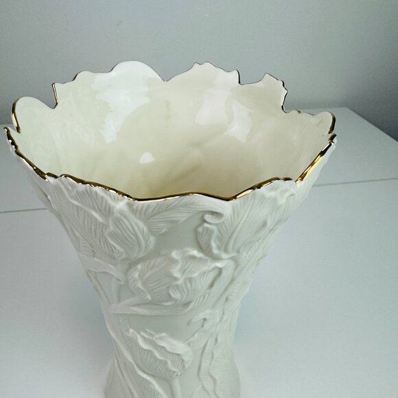 Lenox Classic Ivory Tulip Flare 9.25” Gold Trim Scalloped Vase Gold Trim - Picture 3 of 6